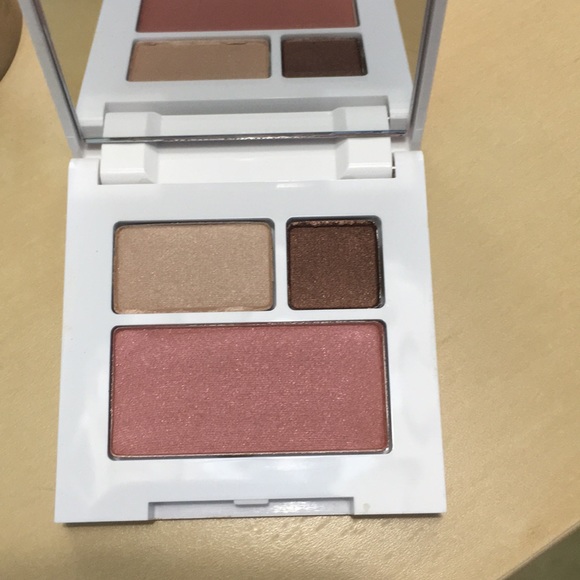 CLINIQUE eyeshadow palette NEVER USED - Picture 3 of 3